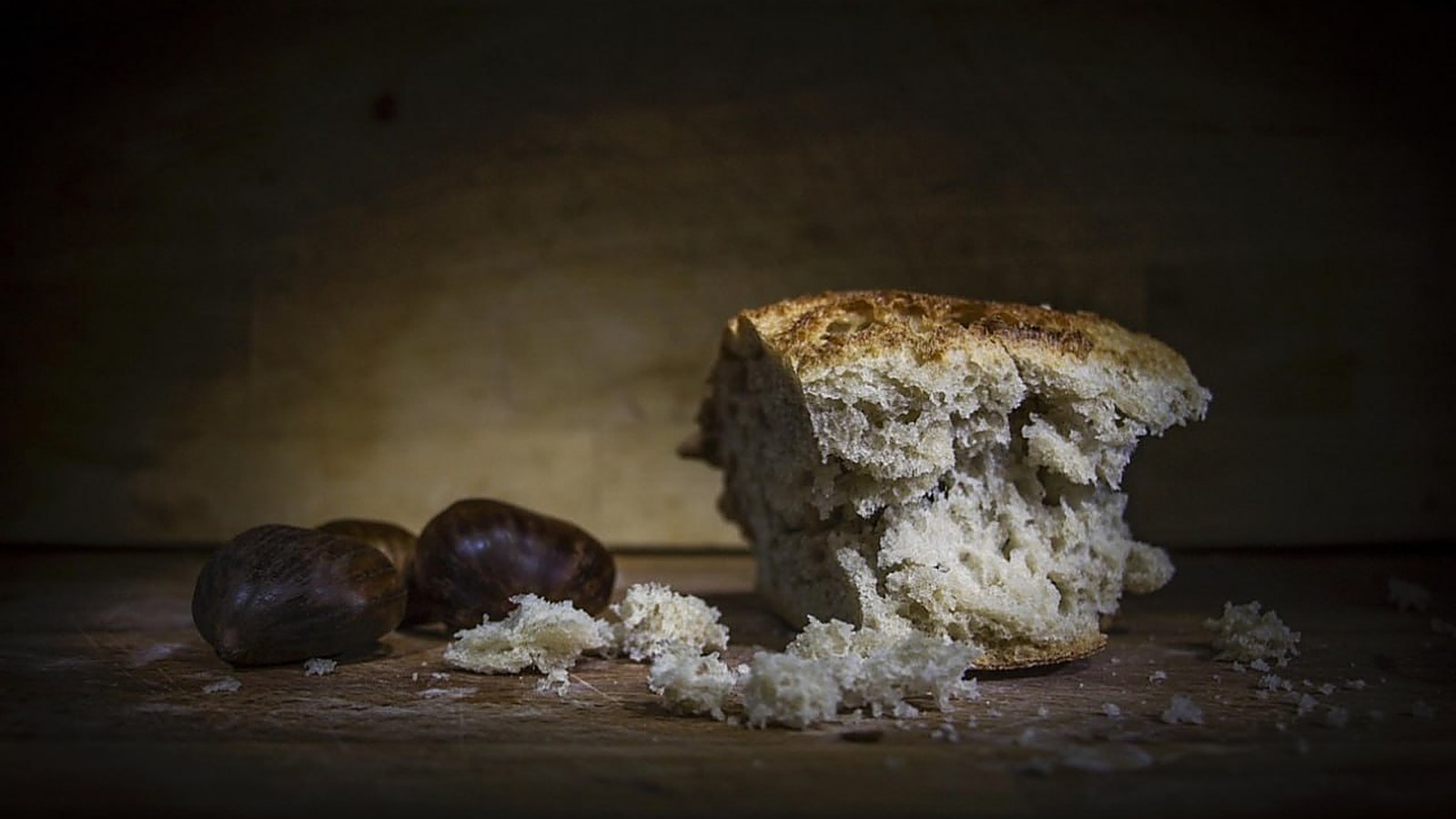 Warm bread with roasted chestnuts